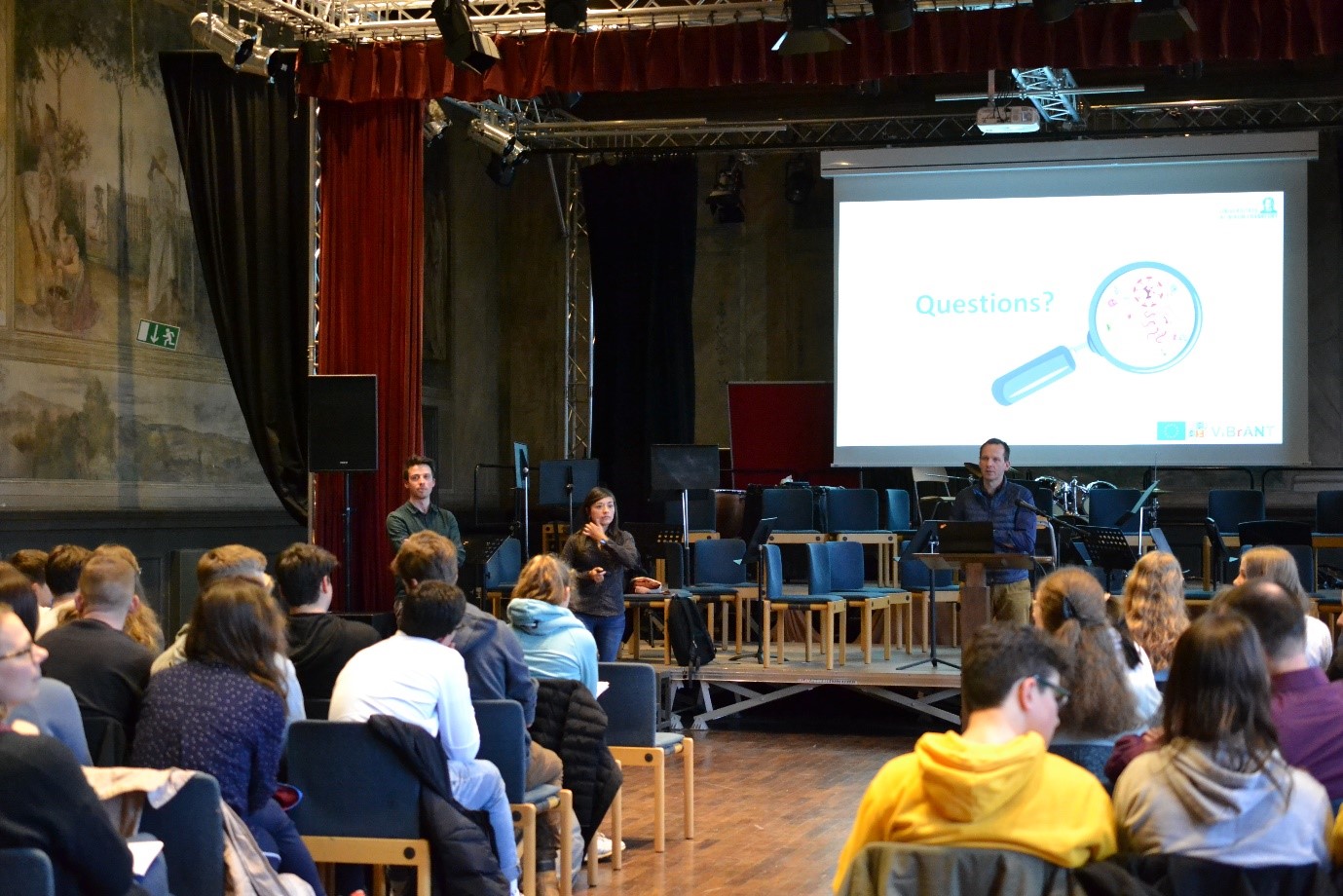 Figuur 2. Voorstelling van mijn onderzoeksproject aan laatstejaarsstudenten in een Duitse middelbare school. 